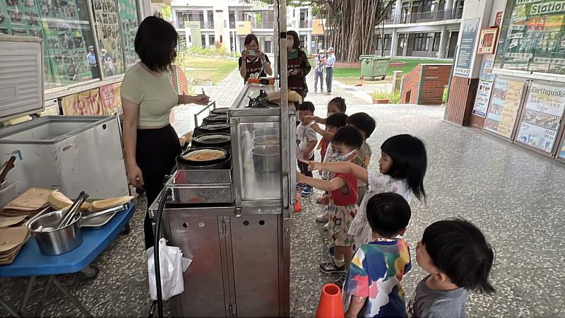 救國團歸仁區團委會巡迴送暖 免煎爹愛心走遍臺南各區國小校園