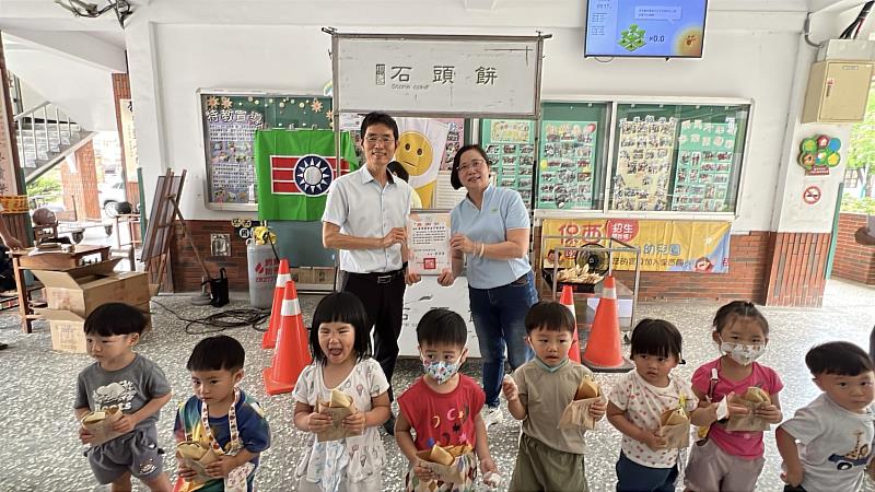 救國團歸仁區團委會巡迴送暖 免煎爹愛心走遍臺南各區國小校園