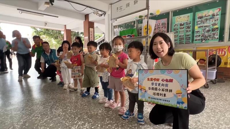 救國團歸仁區團委會巡迴送暖 「免煎嗲」愛心走遍臺南各區國小校園