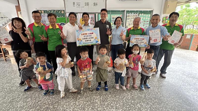 救國團歸仁區團委會巡迴送暖 免煎爹愛心走遍臺南各區國小校園