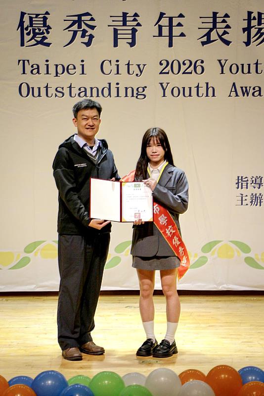 中國科大全縣市優秀青年代表-建築系學生王姿雅（右）並由羅旭壯學務長頒發。（照片/校方提供）