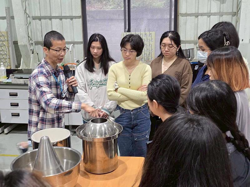 萃取設備操作。