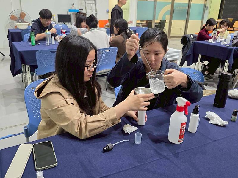 製作茶樹乾洗手凝膠。