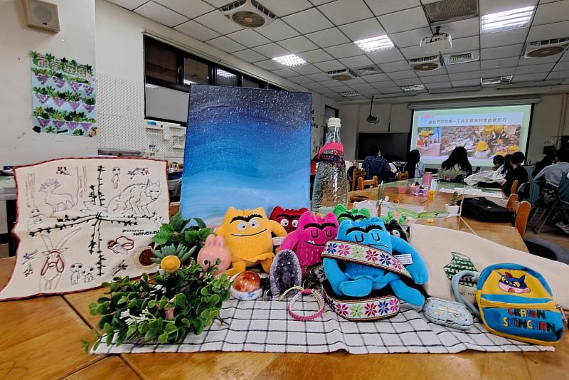 南大鄭雅丰副教授以主題桌活動為例，說明如何結合在地元素進行教學，強化職前教保服務人員實作能力。