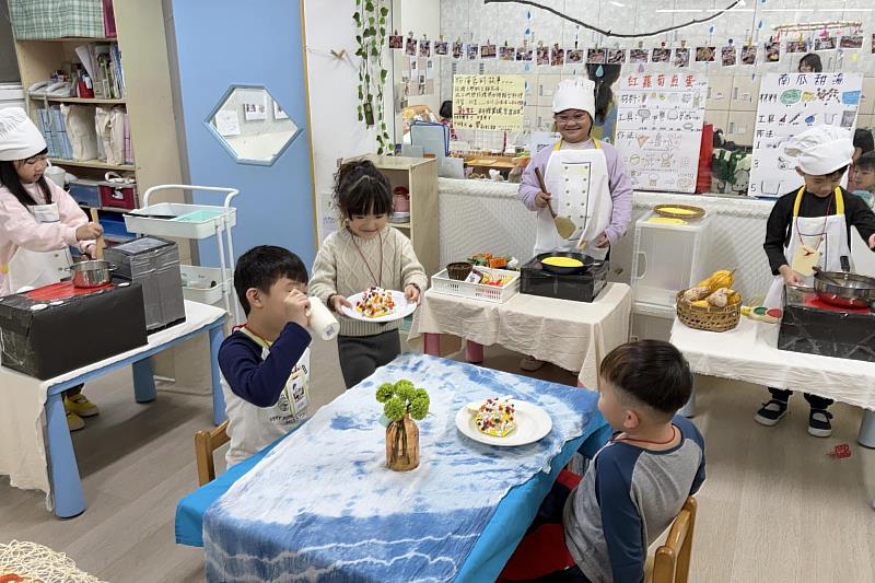 實踐大學王慧敏助理教授透過幼兒園案例,呈現環境美感規劃策略,南大講座引導師培深化教學應用能力。
