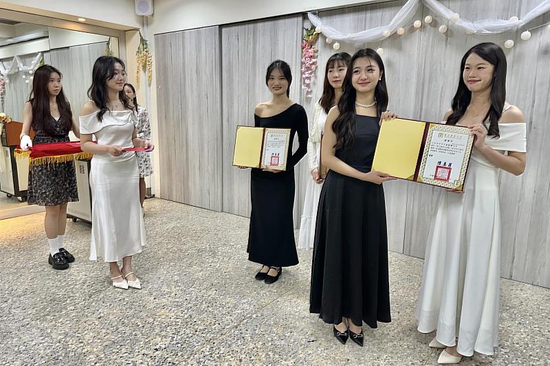 南大親善大使團團員盛裝出席，以整齊儀態與自信風采，呈現專業接待能力與團隊默契。