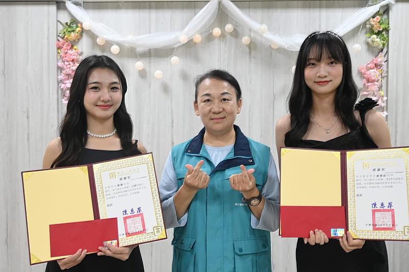 南大師長頒發幹部感謝狀與當選證書，肯定親善大使團長期投入典禮與接待工作的穩定表現。