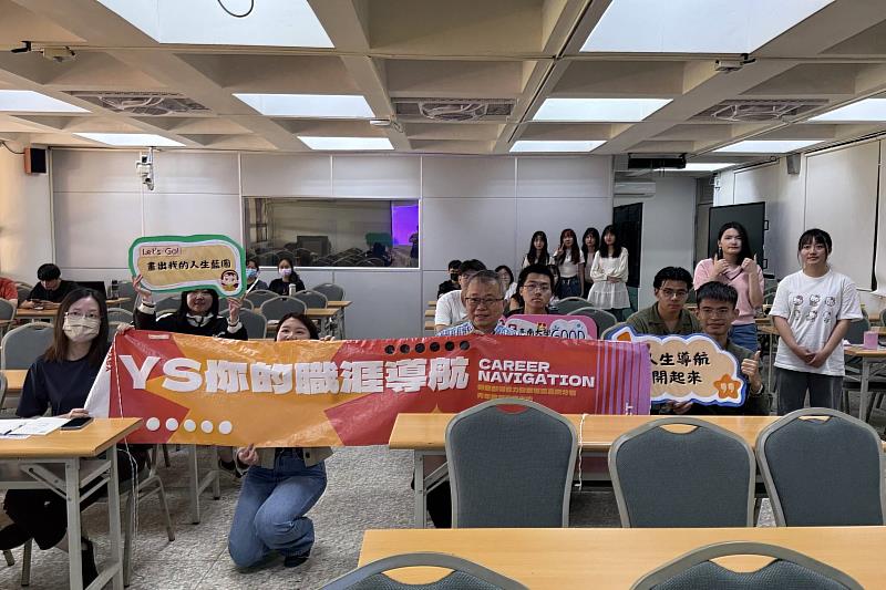 南大辦理綠領產業職涯講座圓滿落幕，師生與講師合影，展現南大推動職涯發展與產業連結成果。