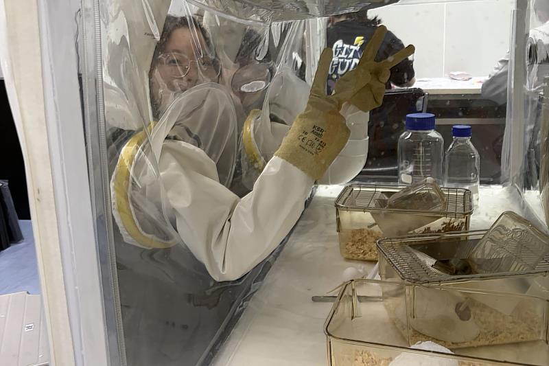 南大同學進行小鼠換籠模擬，實際感受科研操作中對細節掌握的重要性。