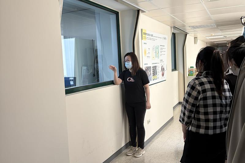 南大同學透過現場觀察，掌握實驗動物照護與研究支援之實際運作模式。