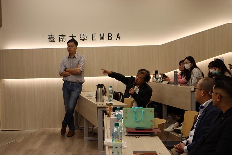 南大師生於講座中踴躍提問交流，透過與業界專家對話，深化對企業轉型與風險治理的理解與應用思考。