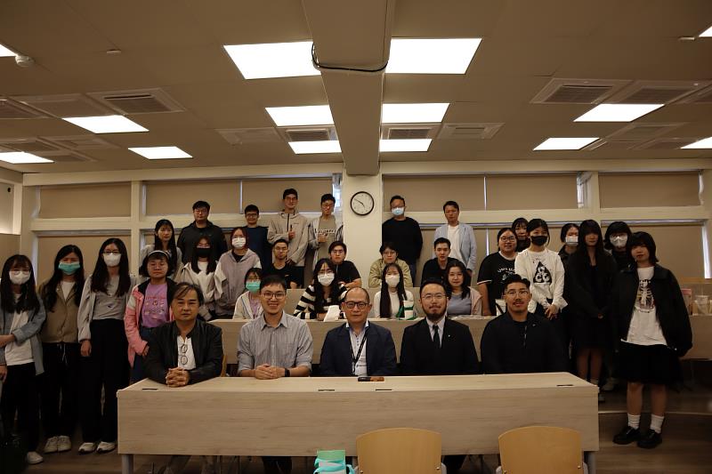 南大管理學院與EMBA攜手勤業眾信辦理雙軸轉型講座，師生與講者合影，展現課程結合實務的教學特色。