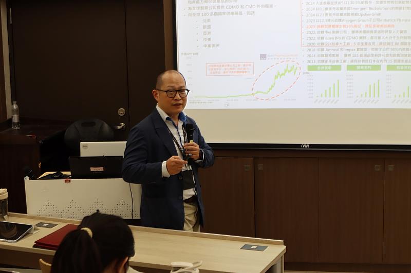 南大邀請黃俊榮執行副總經理分享併購投資實務案例，從企業決策角度解析轉型策略，協助學生建立管理判斷能力。