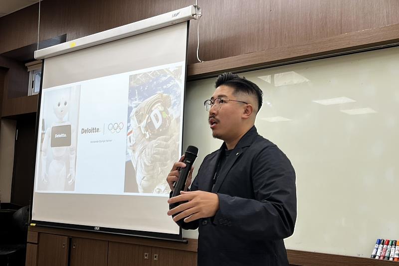 南大管理學院與EMBA邀請勤業眾信副理許可開場分享，說明產業服務架構，帶領師生掌握企業運作脈絡。