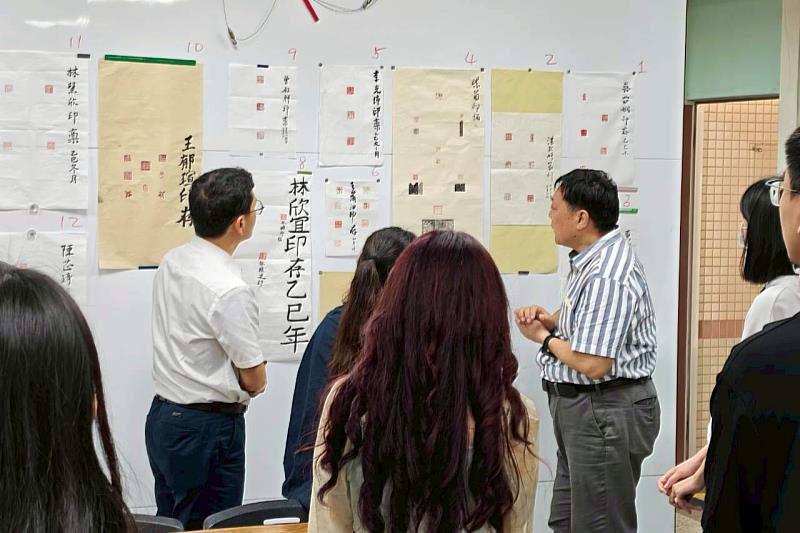 南大松濤文藝獎匯聚不同領域創作成果，從文字到書藝呈現跨域媒材交織的多元創作樣貌。