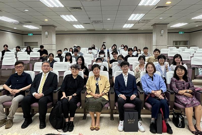 南大辦理松濤文藝獎決審會，邀集文壇與書藝專家參與評選與講評，呈現校園豐富多元的文藝創作能量。