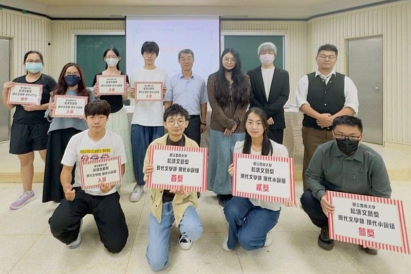 南大松濤文藝獎涵蓋小說、散文、新詩與書法篆刻等類別，展現學生多樣書寫形式與藝術表現成果。