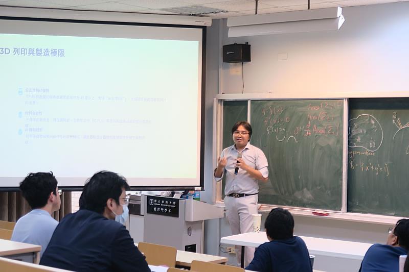 南大應數系邀請黃垣熊博士分享極小曲面發展歷程,結合數學史與幾何觀點,讓抽象理論轉化為具體且易於理解的學習內容。