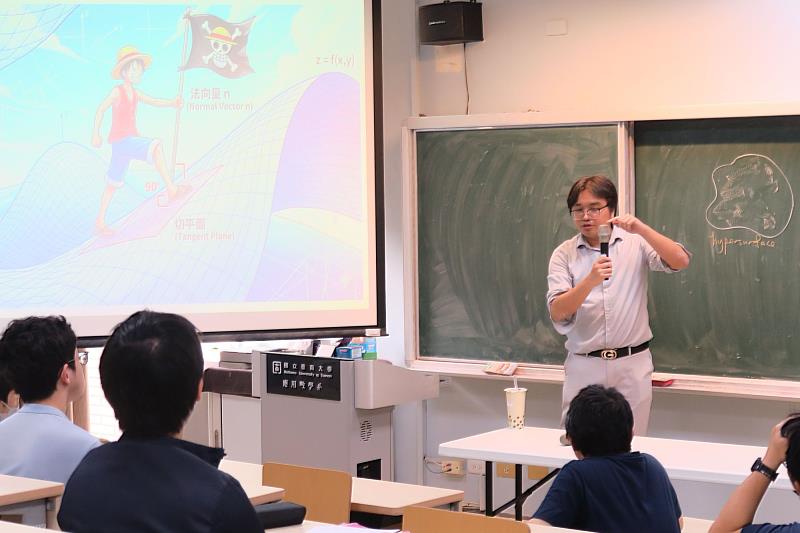 南大應數系以視覺化方式說明曲面與切平面概念，協助學生掌握抽象數學原理，強化理解與應用能力。