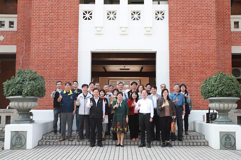 臺南大學校長陳惠萍與一級主管們共同肯定與感謝各系所於評鑑中展現的整體教學品質與辦學成果。