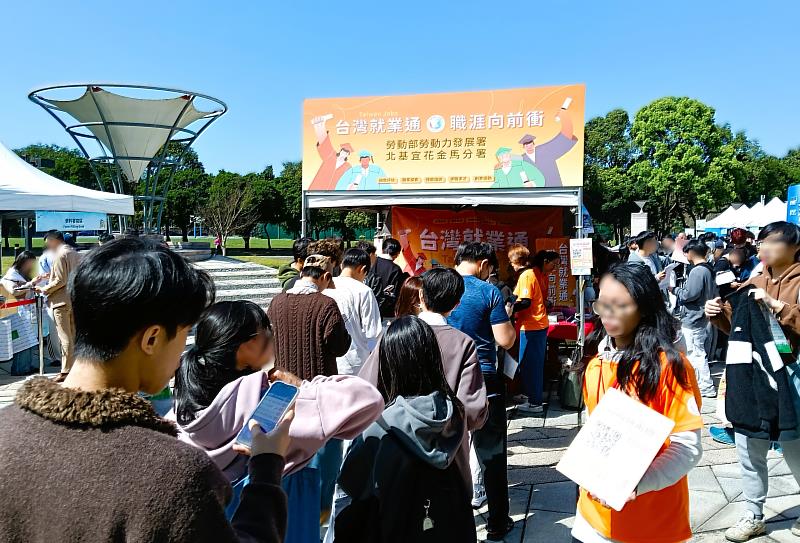 北分署啟動校園徵才系列活動,青年職涯發展中心並於活動中設攤,提供職涯諮詢、模擬面試、履歷健檢等服務。