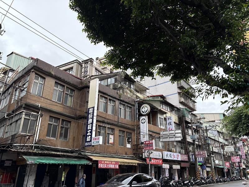 「頂溪門戶」公辦都更案近頂溪捷運站2號出口,為永和路二段、文化路、信義路與仁愛路所圍街廓。