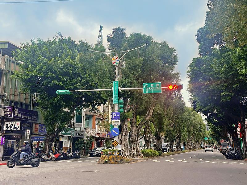 中山北路六段與七段能長期名列交易熱區，與兩段道路延伸範圍廣、門牌數量多，巷弄密集，住宅存量相對充足有關。