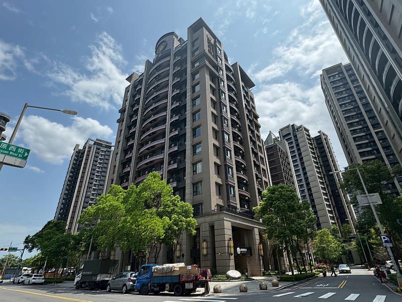 中和左岸重劃區位於華中橋西側，屬低密度開發的純住宅規劃，擁有專屬的遠雄左岸橋可直接銜接河濱公園，日常散步、騎車動線順暢。