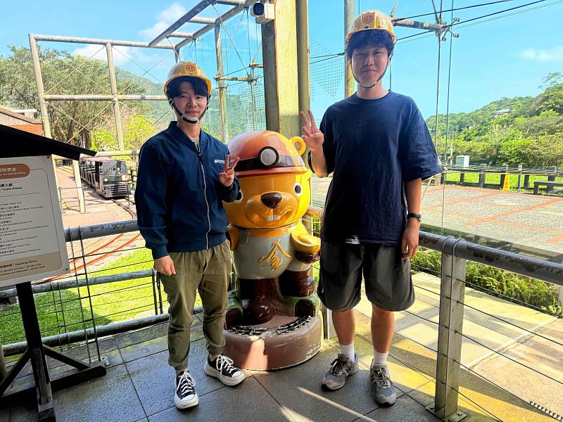 參與「小礦工集好運」與黃金館土撥鼠合照並於臉書留言，就能獲得限量貼紙。