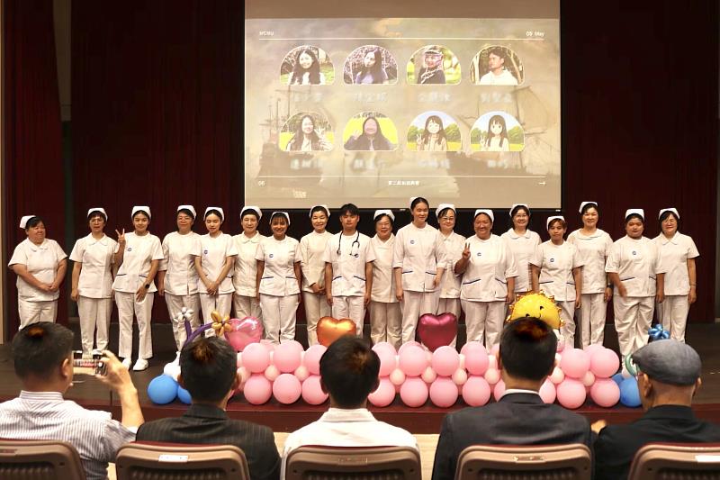 暨大護理學系與高齡長照學程原民專班學生於加冠典禮合影。