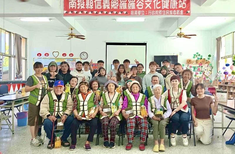 暨大護理學系與高齡長照學程原民專班學生於社區關懷長輩合影。
