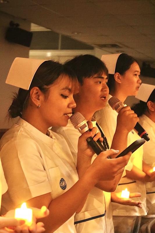 暨大護理學系與高齡長照學程原民專班學生的加冠儀式。