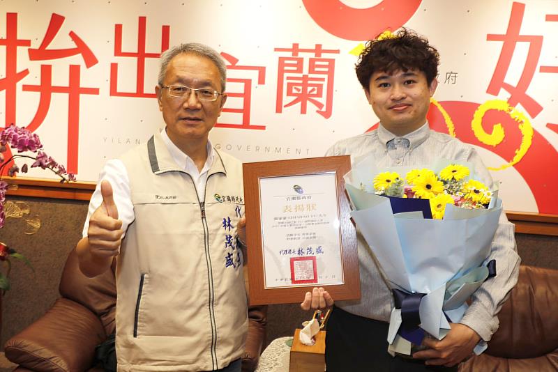 代理縣長林茂盛(左)與攝影家游家豪(右)合影。
