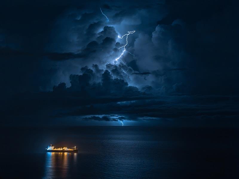 2025法國PX3攝影大賽夜間攝影類金牌作品《寂靜電壓Silent Voltage》。