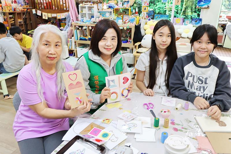 張榮發基金會執行長鍾德美（左2）入班參與基隆市長樂國小創客社團，與授課教師及學生一起體驗紙上刺繡。