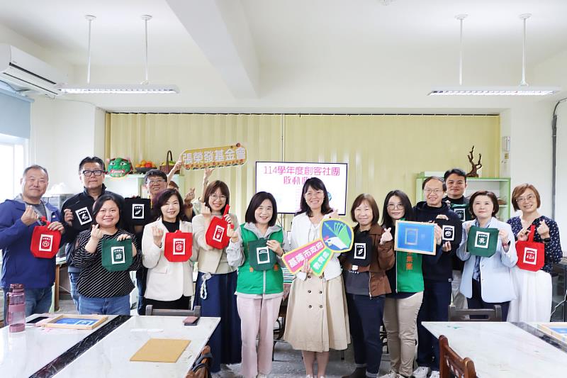 張榮發基金會執行長鍾德美（第1排左5）、基隆市政府教育處副處長楊永芬（第1排左6）與基隆市10所國小校長持創客社團絹印帆布袋作品合影。