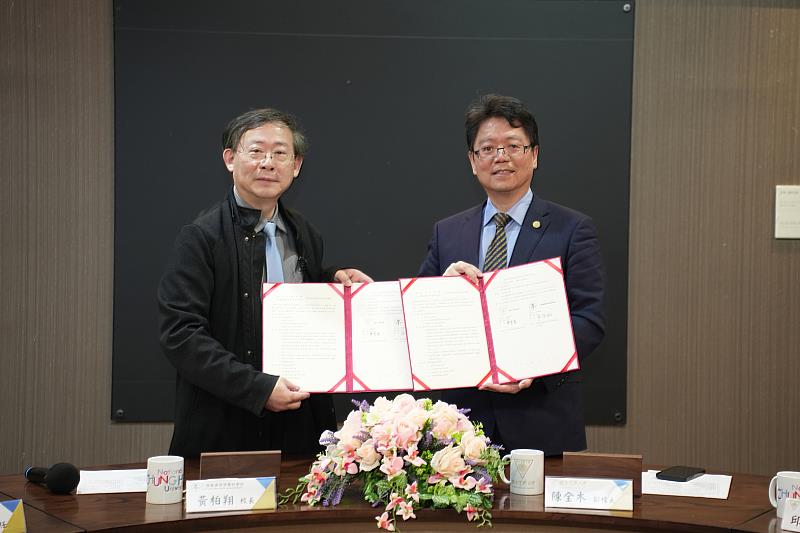 簽約儀式由中興大學陳全木副校長（右）與仁德醫護管理專科學校黃柏翔校長（左）主持。