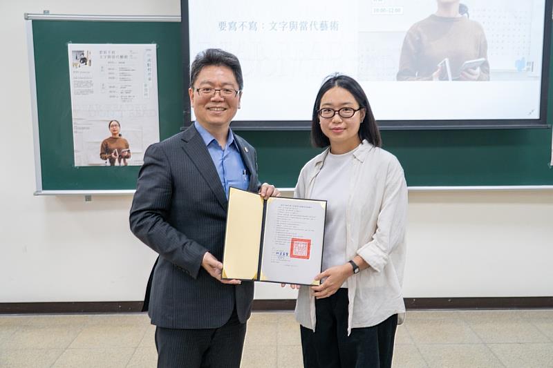 陳全木副校長(右)頒發聘書「川流台灣文學駐校作家」李芳吟。