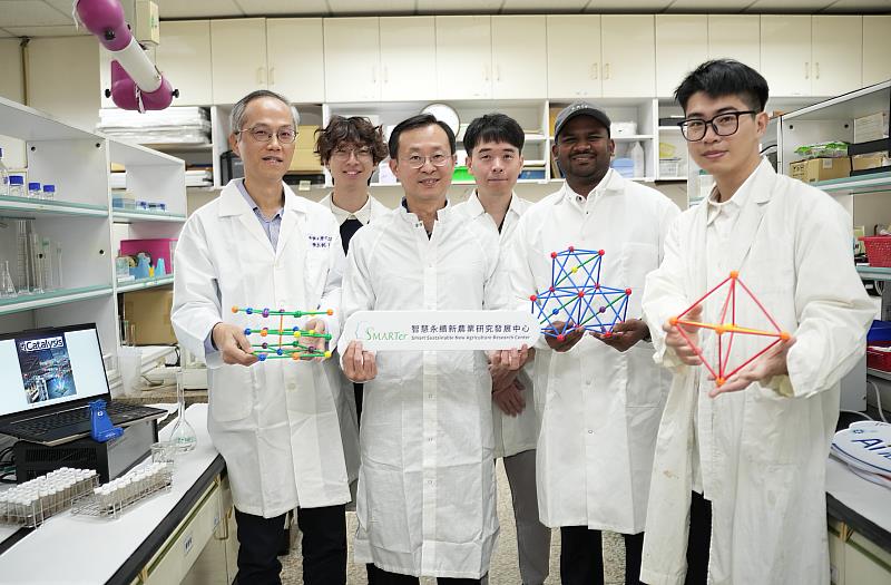 國立中興大學工學院院長楊明德特聘教授（左3）、副院長陳志銘特聘教授（左1）及李宏中助理教授（左4）帶領智慧永續新農業發展中心團隊，結合人工智慧與高熵材料，大幅縮短研發流程，成果登國際頂尖期刊《ACS Catalysis》封面。