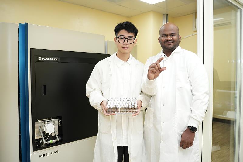 第一作者博士後研究員錢德魯（Chandrasekaran Pitchai）（右）與碩士生黃炤方（左）成功結合人工智慧機器學習演算法與催化劑合成技術，開發出應用於高熵材料的「最適化模型」。