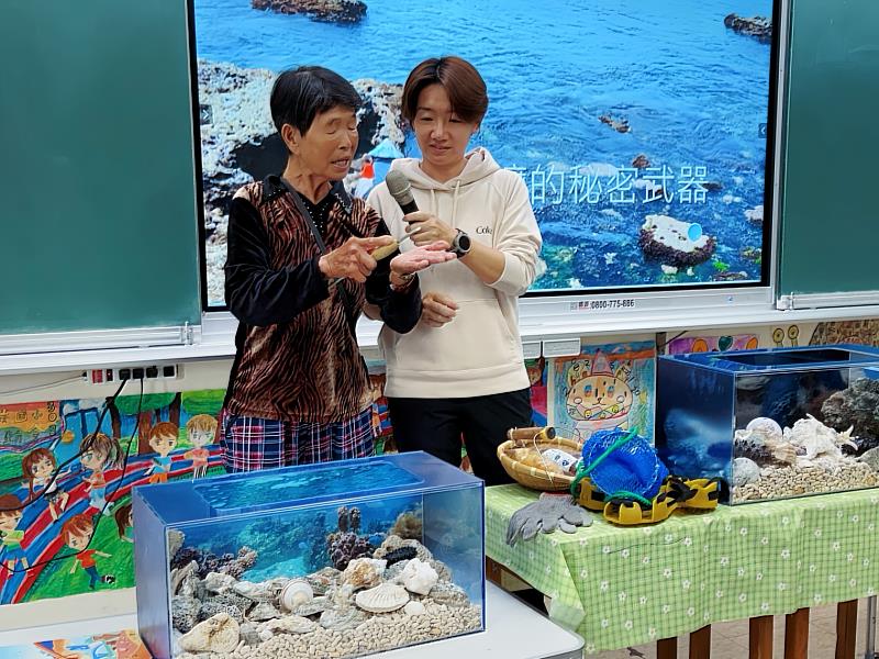 海女阿嬤展示平時下海的採集工具。