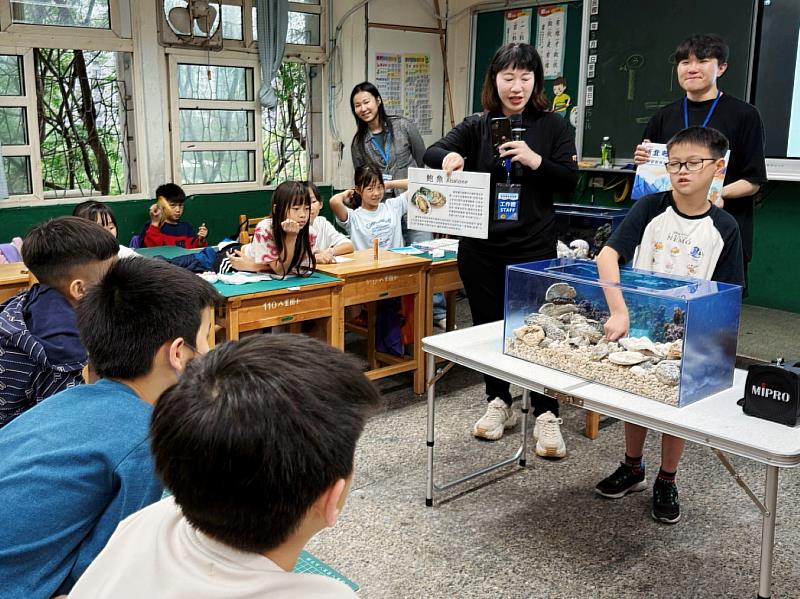 互動體驗讓學童親身觸摸貝類海藻。