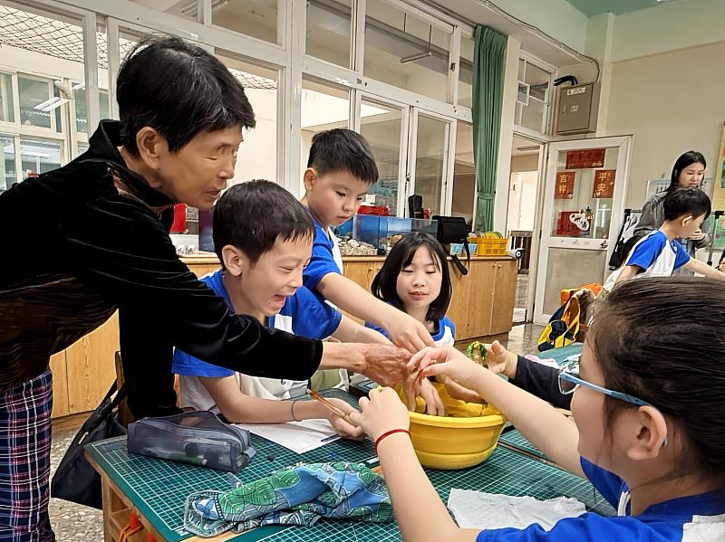 海女阿嬤與學童互動,分享珍貴的生命經歷。