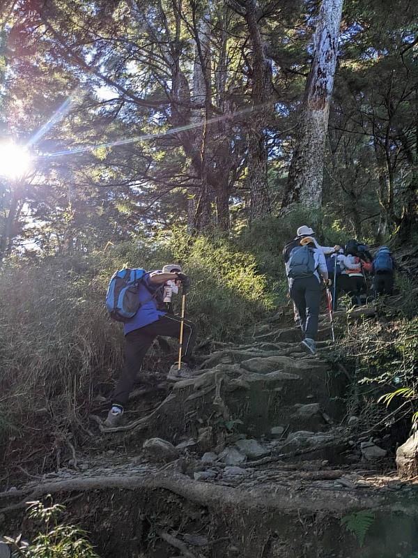 跨越雲端的分界線！「南橫公路：救國團『摘星計畫』」限時啟動，邀你解鎖百岳人生清單。