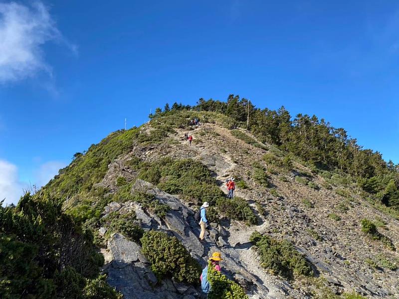 跨越雲端的分界線！「南橫公路：救國團『摘星計畫』」限時啟動，邀你解鎖百岳人生清單。