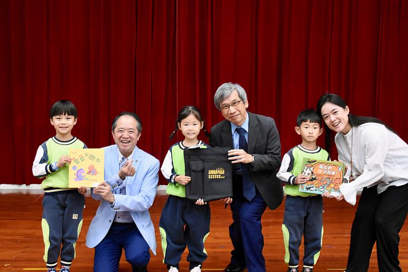 全聯善美的文化藝術基金會常務董事林子文（左2）表示，期盼透過繪本推廣與閱讀活動，讓文化與故事成為孩子成長的重要養分。