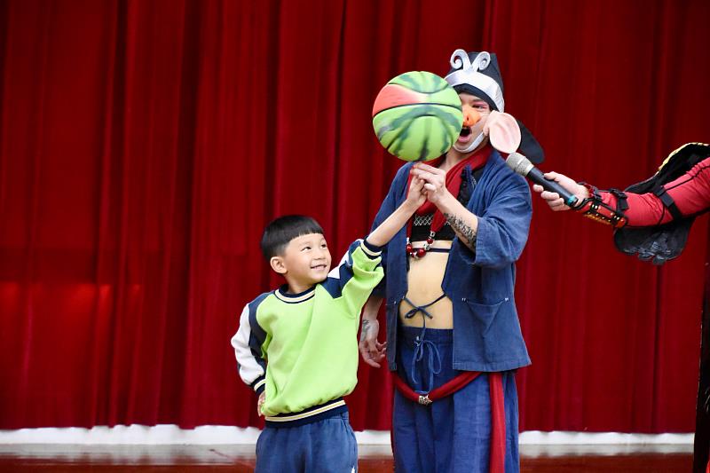 宜蘭傳藝園區駐園大戲「齊天大聖嬉遊記」演員孫悟空與豬八戒，與小朋友互動歡笑聲不斷。