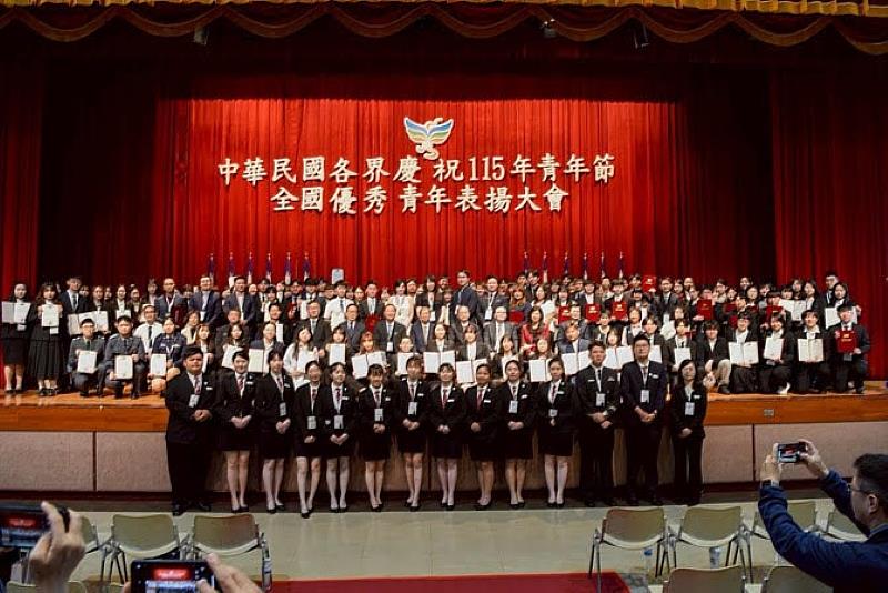 115年全國優秀青年表揚大會,與會長官、全體獲獎人員及籌備團隊大合照。