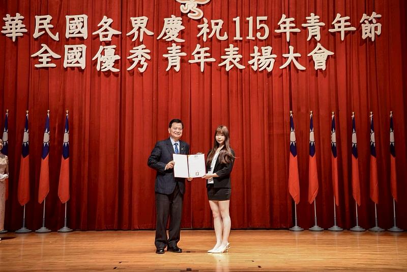 南臺科技大學視覺傳達設計系學生彭芷岳同學(右)於「115年青年節全國優秀青年菁英大會」上,榮獲全國大專優秀青年殊榮,並上台領取當選證書。