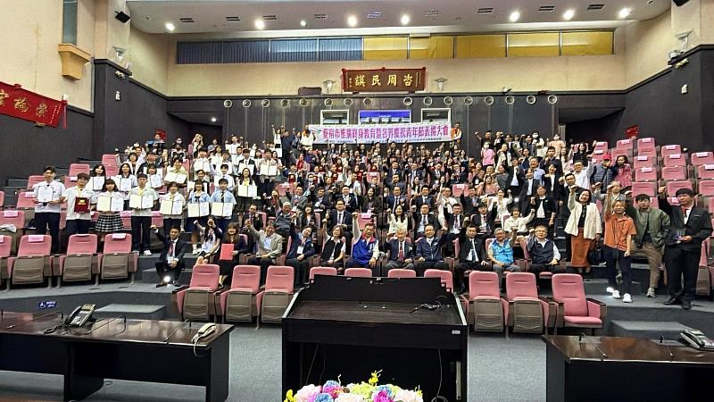 救國團於台南市議會舉辦「115年優秀青年頒獎典禮」，全體台南市受獎優秀青年與長官齊聚合影，現場氣氛隆重且溫馨。